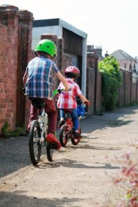 zwei kinder fahren fahrrad